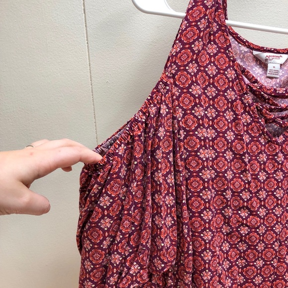 Patterned Keyhole shoulder top - Picture 2 of 3